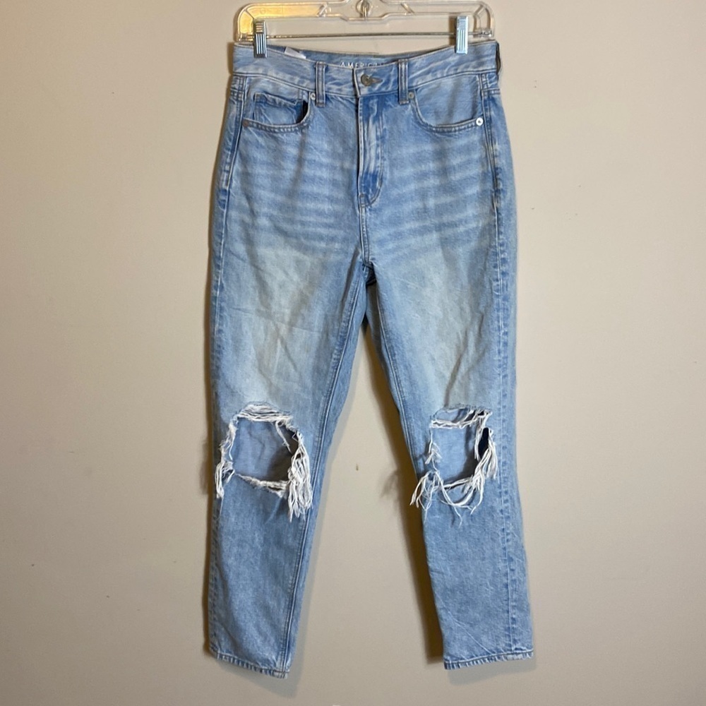 American Eagle 🦅 Mom Jean Distressed light denim size 2